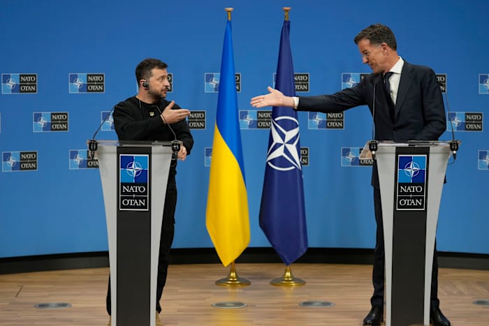 BESTAND - Op deze afbeelding van het Bureau van het Oekraïense voorzitterschap wordt de Oekraïense president Volodymyr Zelenskyy, links, gadegeslagen door Rich Hansen, de vertegenwoordiger van de commandant voor de munitiefabriek van het leger van Scranton, terwijl hij militair munitie ondertekende in Scranton, Pennsylvania, zondag 7 september 22, 2024. (Bureau van het Oekraïense voorzitterschap via AP, dossier)