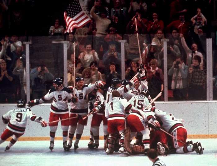 BESTAND - Op deze bestandsfoto van 22 februari 1980 viert het Amerikaanse hockeyteam feest met doelman Jim Craig na een 4-3 overwinning tegen de Sovjet-Unie in een medaillerondewedstrijd op de Olympische Winterspelen van 1980 in Lake Placid, NY (AP Foto/bestand)