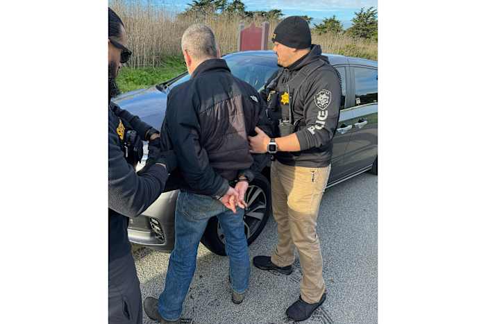 BESTAND - Op deze foto aangeleverd door de politie van Capitola, Theobald "Theo" Lengyel wordt op 2 januari 2024 in hechtenis genomen in Capitola, Californië. (Capitola Police Department via AP, File)