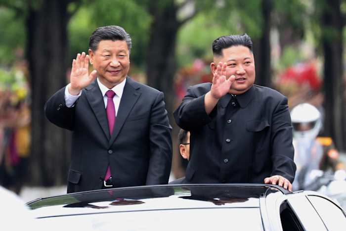BESTAND - Op deze foto vrijgegeven door het Chinese Xinhua News Agency, bezoeken we de Chinese president Xi Jinping, links, en de Noord-Koreaanse leider Kim Jong Un zwaaien vanuit een limousine met open dak terwijl ze door een straat in Pyongyang, Noord-Korea, reizen op 20 juni 2019 . (Ju Peng/Xinhua via AP, bestand)