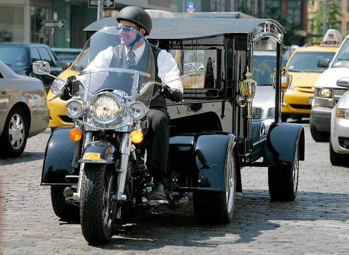 BESTAND - Peter Moloney, van Moloney Family Funeral Homes in Lake Ronkonkoma, NY, rijdt op zijn Harley Davidson-lijkwagen van de Tombstone Hearse Co. van Alum Bank, Pennsylvania, in New York, 24 mei 2007. (AP Photo/Richard Drew, Bestand)
