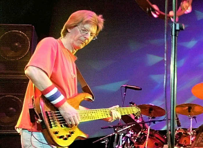 BESTAND - Phil Lesh, van The Grateful Dead, treedt op tijdens een reünieconcert in East Troy, Wisconsin op 3 augustus 2002. Lesh, een van de oprichters van de Grateful Dead, stierf vrijdag 25 oktober 2024 op 84-jarige leeftijd. . (AP-foto/Morry Gash, bestand)