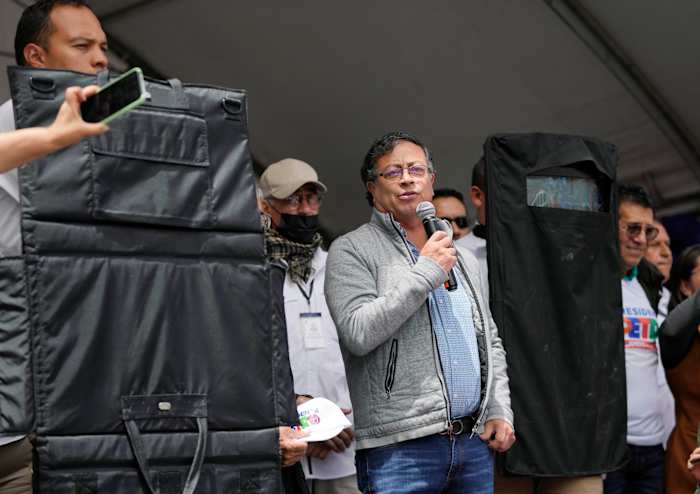 BESTAND - Presidentskandidaat Gustavo Petro spreekt supporters toe tijdens zijn slotcampagnebijeenkomst in Zipaquira, Colombia, 22 mei 2022. (AP Photo/Fernando Vergara, Bestand)