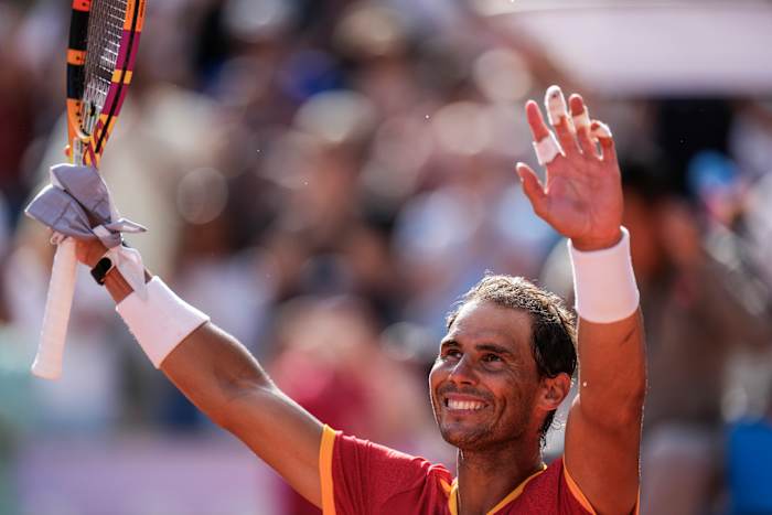 BESTAND - Rafael Nadal uit Spanje viert zijn overwinning op Marton Fucsovics uit Hongarije tijdens de tenniscompetitie voor heren enkelspel, op de Olympische Zomerspelen van 2024, zondag 28 juli 2024, in Parijs, Frankrijk, aangezien hij heeft aangekondigd dat hij op leeftijd zal stoppen met tennis 38 na de Davis Cup-finale in november. (AP Foto/Manu Fernandez, Bestand)