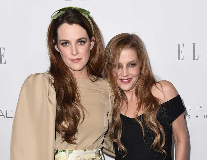 BESTAND - Riley Keough, links, en haar moeder Lisa Marie Presley arriveren bij de 24e jaarlijkse ELLE Women in Hollywood Awards op 16 oktober 2017 in Los Angeles. (Foto door Jordan Strauss/Invision/AP, bestand)