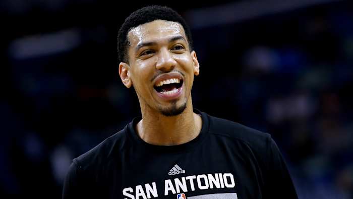 BESTAND - San Antonio Spurs-bewaker Danny Green warmt zich op voor een NBA-basketbalwedstrijd, vrijdag 26 december 2014, in New Orleans. (AP-foto/Jonathan Bachman)