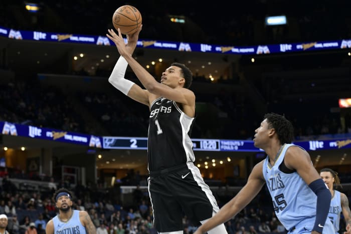BESTAND - San Antonio Spurs-centrum Victor Wembanyama (1) schiet voor Memphis Grizzlies-aanvaller GG Jackson (45) in de eerste helft van een NBA-basketbalwedstrijd op dinsdag 9 april 2024 in Memphis, Tennessee. Wembanyama is benoemd tot NBA Rookie van het jaar na een recordseizoen. (AP-foto/Brandon Dill, bestand)