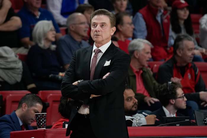 BESTAND - St. John's hoofdcoach Rick Pitino kijkt toe tijdens de eerste helft van een NCAA college basketbalwedstrijd tegen Stony Brook, 7 november 2023, in New York. (AP Foto/Seth Wenig, bestand)