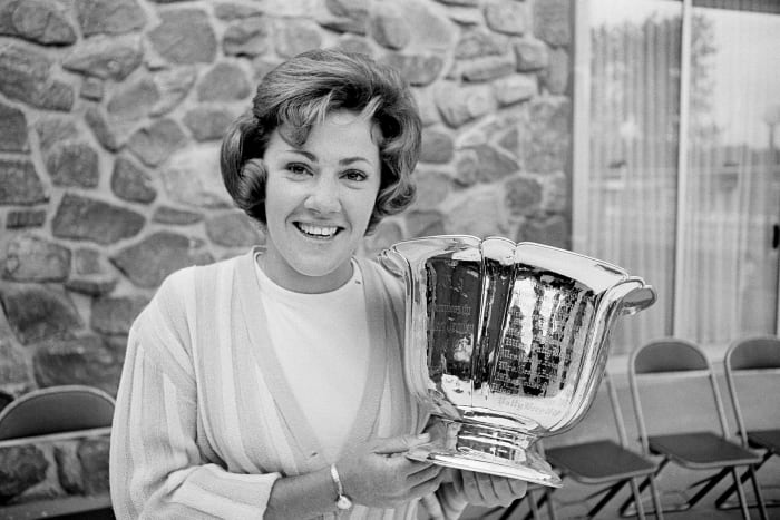 BESTAND - Susie Maxwell houdt de zilveren trofee vast na het winnen van het 36e jaarlijkse Women's Western-golftoernooi, 14 juni 1965, in Chicago. (AP Foto/Larry Stoddard, Bestand)