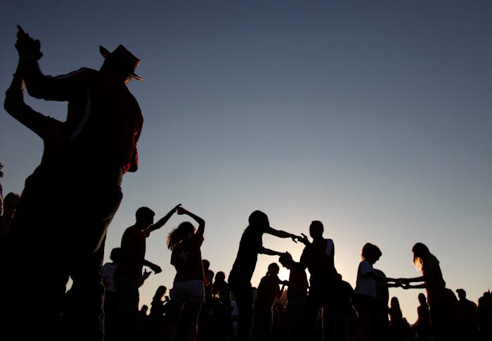 BESTAND - Tailgaters dansen de cajun tweestaps op de band Gino Delafose en de Franse Rockin' Boogie zydeco als aftrap voor het jaarlijkse Festival Acadiens et Creoles in Lafayette, La., 8 oktober 2010. (AP Photo/Gerald Herbert, File)
