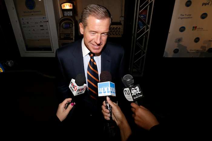 BESTAND - Televisiejournalist Brian Williams arriveert in de Asbury Park Convention Hall tijdens aankomsten op de rode loper voorafgaand aan de introductie van de New Jersey Hall of Fame, in Asbury Park, NJ, 13 november 2014. (AP Photo/Julio Cortez, File)