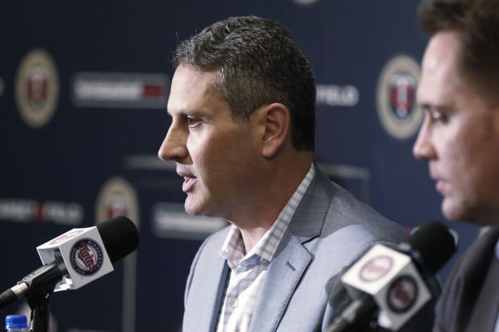 BESTAND - Thad Levine, algemeen directeur van Minnesota Twins, beantwoordt een vraag tijdens een honkbalnieuwsconferentie, 2 oktober 2018, in Minneapolis. (AP Foto/Jim Mone, Bestand)