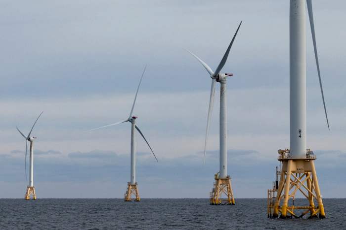 BESTAND - Turbines werken op het Block Island Wind Farm, 7 december 2023, voor de kust van Block Island, RI (AP Photo/Julia Nikhinson, File)