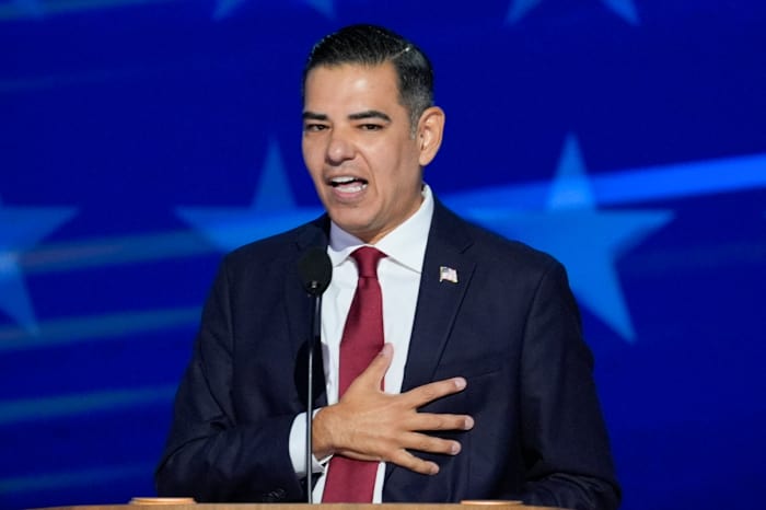 BESTAND - Vertegenwoordiger Robert Garcia, D-CA., spreekt tijdens de Democratische Nationale Conventie op 19 augustus 2024 in Chicago. (AP Foto/J. Scott Applewhite, bestand)