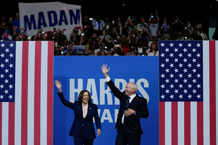 BESTAND - Vice-president Kamala Harris, de democratische presidentskandidaat, en haar running mate, de gouverneur van Minnesota, Tim Walz arriveren op dinsdag 6 augustus 2024 bij een campagnebijeenkomst in Philadelphia. (AP Photo/Matt Rourke, File)