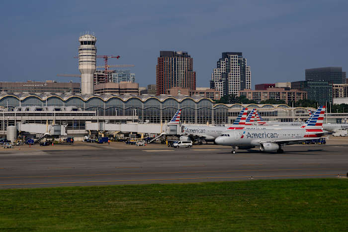 BESTAND - Vliegtuigen staan ​​geparkeerd bij de poorten op Ronald Reagan Washington National Airport in Arlington, Virginia, zondag 27 augustus 2023, in Washington. (AP Foto/Carolyn Kaster, Bestand)