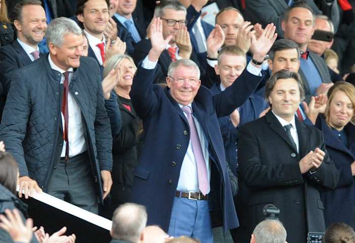 BESTAND - Voormalig Manchester United-manager Alex Ferguson zwaait terwijl hij plaatsneemt op de tribune voor de Engelse Premier League-voetbalwedstrijd tussen Manchester United en Wolverhampton Wanderers in het Old Trafford-stadion in Manchester, Engeland, zaterdag 22 september 2018. (AP Photo /Rui Vieira, Bestand)