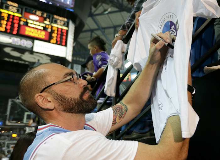 BESTAND - Voormalig Sacramento Kings-speler Scot Pollard tekent een handtekening tijdens de rust van de Kings NBA-basketbalwedstrijd tegen de Oklahoma City Thunder, zaterdag 9 april 2016, in Sacramento, Californië. NBA-kampioen en "Overlevende" deelnemer Scot Pollard heeft een harttransplantatie ondergaan, zei zijn vrouw op vrijdag 16 februari 2024 op sociale media. (AP Photo/Rich Pedroncelli, File)