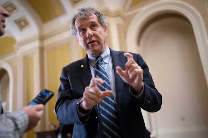 BESTAND - Voorzitter van de Senaatscommissie voor het Bankwezen, Sherrod Brown, D-Ohio, spreekt met verslaggevers in het Capitool in Washington, 15 maart 2023. (AP Photo/J. Scott Applewhite, File)