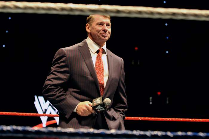 BESTAND - WWE-voorzitter en CEO Vince McMahon spreekt een publiek toe tijdens een WWE-fanwaarderingsevenement, 30 oktober 2010, in Hartford, Conn. (AP Photo/Jessica Hill, File)