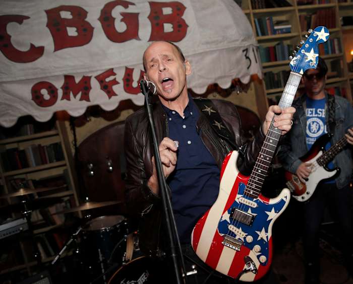 BESTAND - Wayne Kramer, mede-oprichter van de protopunk Detroit-band MC5, treedt op tijdens de afterparty voor de CBGB West Coast Premiere Powered by Ciroc in Beverly Hills, Californië, op 1 oktober 2013. (Foto door Todd Williamson/ Invisie voor Ciroc/AP, Bestand)