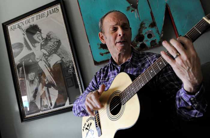 BESTAND - Wayne Kramer, medeoprichter van de protopunkband MC5 uit Detroit, speelt gitaar in zijn opnamestudio in Los Angeles op 16 januari 2012. (AP Photo/Chris Pizzello, File)