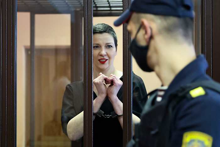 BESTAND Wit-Russische oppositieactiviste Maria Kolesnikova staat op 4 augustus 2021 achter de tralies in de kooi van een beklaagde in een rechtbank in Minsk, Wit-Rusland. (Ramil Nasibulin/BelTA poolfoto via AP, Bestand)