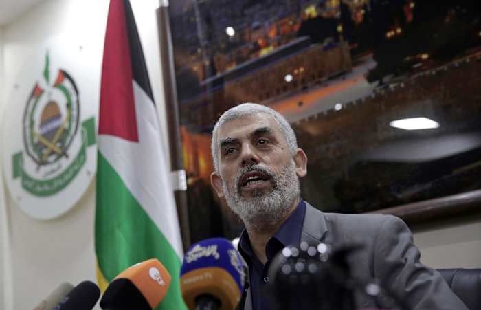 BESTAND - Yahya Sinwar spreekt met buitenlandse correspondenten in zijn kantoor in Gaza-stad op 10 mei 2018. (AP Photo/Khalil Hamra, File)