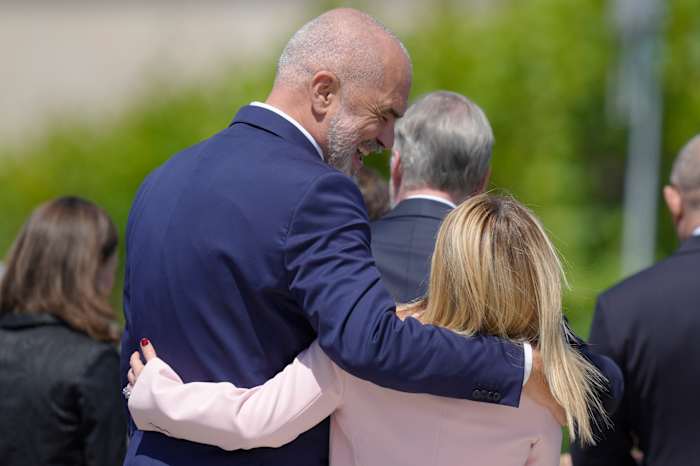 BESTAND – De Albanese premier Edi Rama, links, loopt met zijn arm om de Italiaanse premier Giorgia Meloni heen na een groepsfoto tijdens de top van de Europese Politieke Gemeenschap in het Mimi-kasteel in Bulboaca, Moldavië, op 1 juni 2023. De Italiaanse regering heeft vrijdag Op 11 oktober 2024 zijn in Albanië formeel twee centra geopend waar het van plan is mannelijke migranten te verwerken die in internationale wateren worden onderschept. (AP Foto/Vadim Ghirda, Bestand)