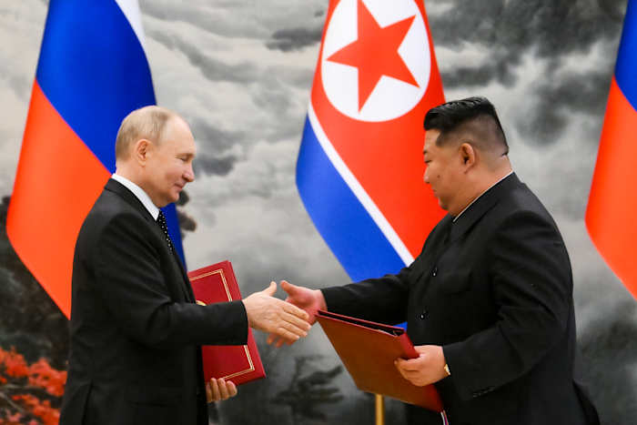 BESTAND – De Russische president Vladimir Poetin (links) en de Noord-Koreaanse leider Kim Jong Un wisselen documenten uit tijdens een ondertekeningsceremonie van het nieuwe partnerschap in Pyongyang, Noord-Korea, op 19 juni 2024. (Kristina Kormilitsyna, Spoetnik, Kremlin Pool Photo via AP, Bestand)