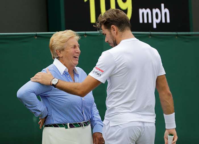 BESTAND – De Zwitserse Stan Wawrinka maakt grapjes met een lijnrechter in zijn wedstrijd voor het herenenkelspel tegen Reilly Opelka uit de Verenigde Staten tijdens de Wimbledon Tenniskampioenschappen in Londen, woensdag 3 juli 2019. Die lang gekoesterde Wimbledon-traditie van lijnrechters gekleed in elegante uniformen is niet meer. De All England Club heeft aangekondigd dat kunstmatige intelligentie zal worden gebruikt om de 'out'- en 'fault'-oproepen te maken op de kampioenschappen vanaf 2025. (AP Photo/Ben Curtis, File)