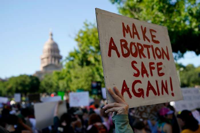 BESTAND – Demonstranten marcheren en verzamelen zich nabij het Capitool van Texas na het besluit van het Amerikaanse Hooggerechtshof om Roe v. Wade op 24 juni 2022 in Austin, Texas ongedaan te maken. (AP Foto/Eric Gay, Bestand)