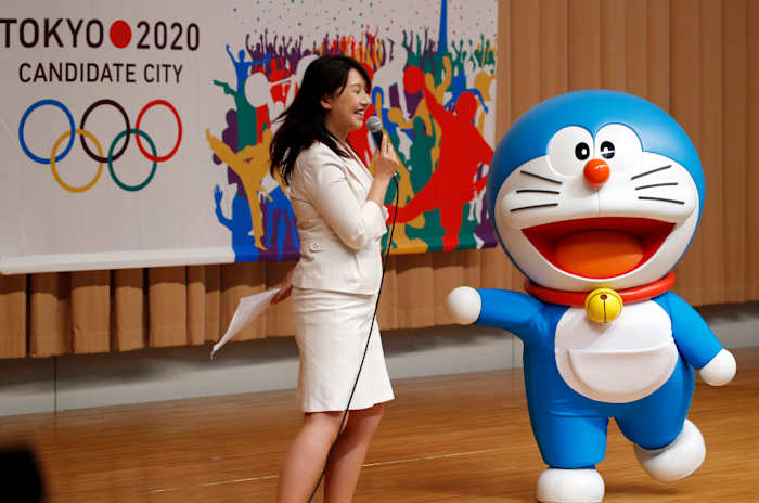BESTAND – Doraemon, een van de meest populaire animatiepersonages in Japan, neemt deel aan een aftrapceremonie van het bod van Tokio om de Olympische Spelen van 2020 te organiseren in Tokio, terwijl Tokio op 23 augustus tegen Istanbul en Madrid biedt om de Olympische Spelen van 2020 te organiseren. 2013. (AP Foto/Koji Sasahara, Bestand)