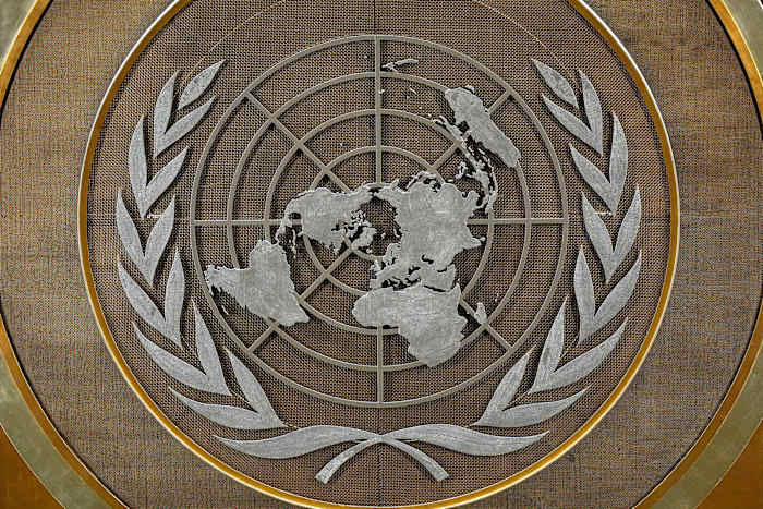 BESTAND – Het logo van de Verenigde Naties is te zien tijdens de 79e zitting van de Algemene Vergadering van de Verenigde Naties, dinsdag 24 september 2024. (AP Photo/Pamela Smith, File)