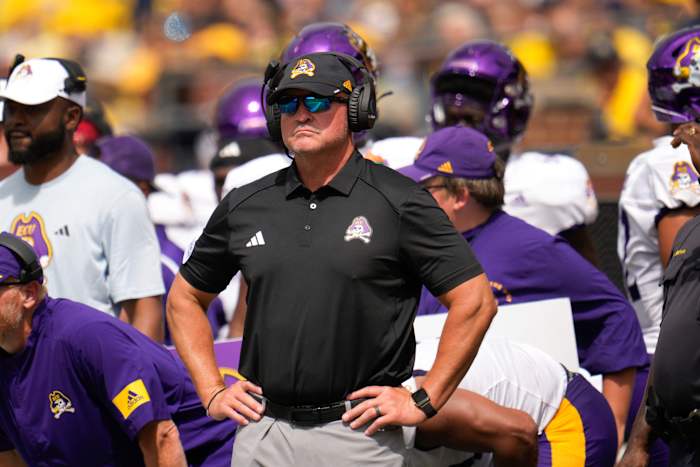 BESTAND – Hoofdcoach Mike Houston uit East Carolina kijkt toe tegen Michigan in de tweede helft van een NCAA universiteitsvoetbalwedstrijd in Ann Arbor, Michigan, zaterdag 2 september 2023. (AP Photo/Paul Sancya, File)