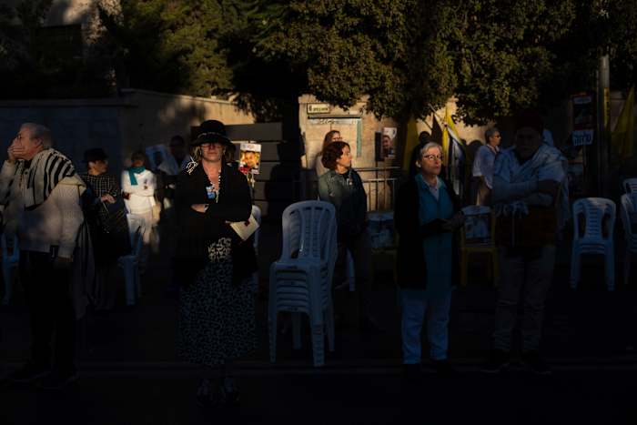 BESTAND – Joodse mannen vieren Simchat Torah in een straat in New York, vrijdag 13 oktober 2017. De feestdag markeert de afsluiting van de jaarlijkse cyclus van openbare Torah-lezingen. (AP Foto/Mark Lennihan, Bestand)