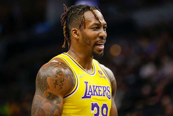 BESTAND – Los Angeles Lakers-centrum Dwight Howard kijkt toe tijdens een NBA-basketbalwedstrijd tegen de Minnesota Timberwolves, 16 maart 2022, in Minneapolis. (AP Foto/Andy Clayton-King, bestand)