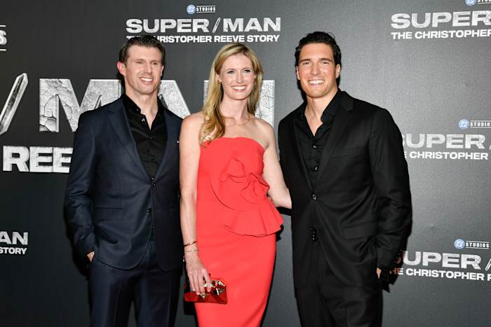 BESTAND – Matthew Reeve, van links naar rechts, Alexandra Reeve Givens en Will Reeve, kinderen van wijlen acteur Christopher Reeve, verschijnen bij de première van "Super/Man: Het Christopher Reeve-verhaal" in het Museum of Modern Art in New York op 18 september 2024. (Foto door Evan Agostini/Invision/AP, Bestand)