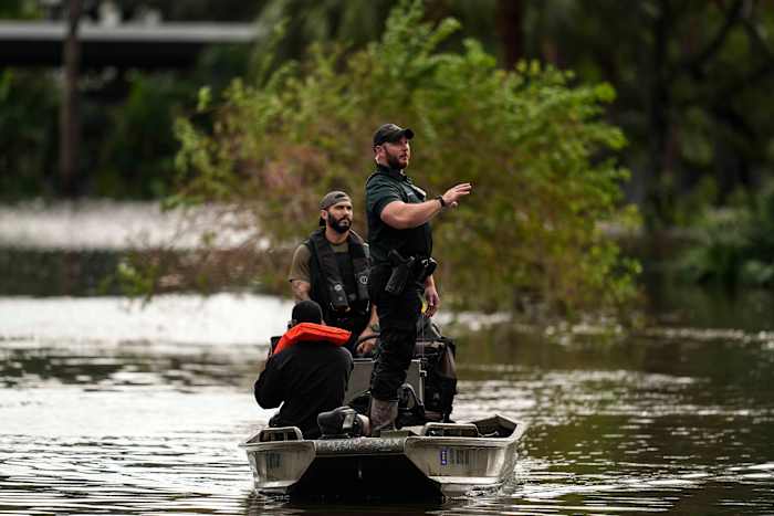 BESTAND – Mensen worden gered uit een appartementencomplex na overstromingen in de nasleep van de orkaan Milton, 10 oktober 2024, in Clearwater, Florida. (AP Photo/Mike Stewart, File)