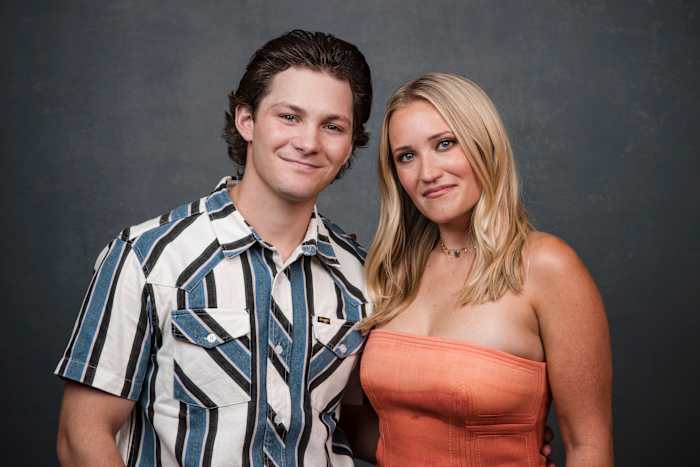 BESTAND – Montana Jordan, links en Emily Osment poseren voor een portret om te promoten "Georgie & Mandy's eerste huwelijk" tijdens de Summer Television Critics Association Press Tour in Pasadena, Californië, op 13 juli 2024. (Willy Sanjuan/Invision/AP, Bestand)