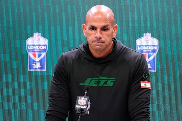 BESTAND – New York Jets-hoofdcoach Robert Saleh praat met verslaggevers na een NFL-voetbalwedstrijd tegen de Minnesota Vikings, zondag 6 oktober 2024, in het Tottenham Hotspur-stadion in Londen. (AP-foto/Kirsty Wigglesworth, bestand)