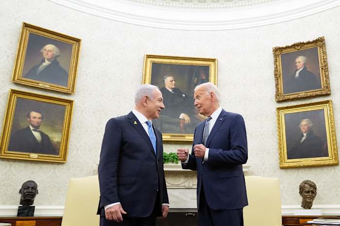 BESTAND – President Joe Biden, rechts, praat met de Israëlische premier Benjamin Netanyahu, links, in het Oval Office van het Witte Huis in Washington, 25 juli 2024. Amerikaanse functionarissen zeggen dat de regering-Biden gelooft dat zij van Israël de verzekering heeft gekregen dat zij dat zal doen Iraanse kern- of olielocaties niet aanvallen, omdat het erop lijkt dat het land terug zal slaan na het raketspervuur ​​van Iran eerder deze maand. De functionarissen, die op voorwaarde van anonimiteit spraken om privé-diplomatieke discussies te bespreken, waarschuwden dat de belofte niet op ijzeren wijze is vastgelegd en dat de omstandigheden kunnen veranderen. (AP Foto/Susan Walsh, Bestand)