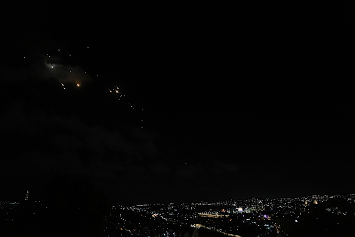 BESTAND – Raketten worden gezien boven Jeruzalem terwijl een sirene klinkt als waarschuwing voor binnenkomende raketten afgevuurd vanuit Iran, in Jeruzalem, dinsdag 1 oktober 2024. (AP Photo/Mahmoud Illean, File)