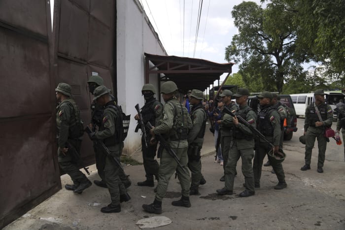 BESTAND – Soldaten doen een inval in het Tocorn Penitentiary Center in Tocorn, Venezuela, 20 september 2023. De bende Tren de Aragua ontstond in de gevangenis. (AP Foto/Ariana Cubillos, Bestand)