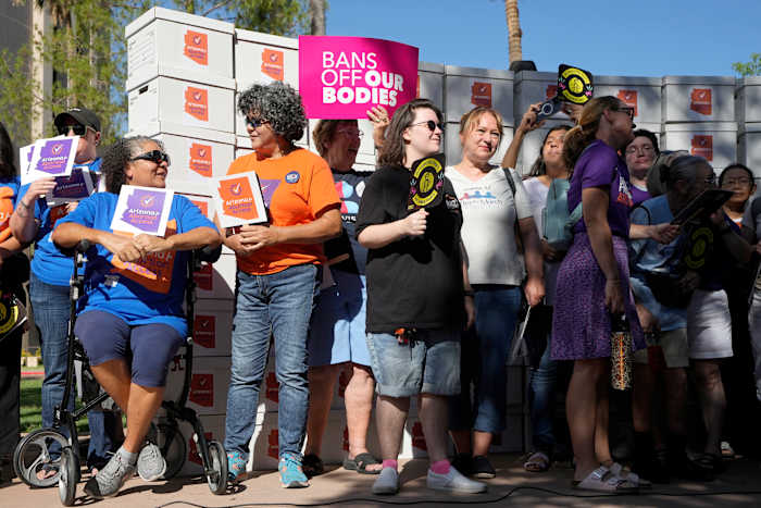 BESTAND – Voorstanders van abortusrechten in Arizona verzamelen zich voor een persconferentie voordat ze ruim 800.000 handtekeningen voor petities overhandigen aan de hoofdstad om abortusrechten te krijgen tijdens de algemene verkiezingen van november, woensdag 3 juli 2024, in Phoenix. (AP Foto/Ross D. Franklin, bestand)