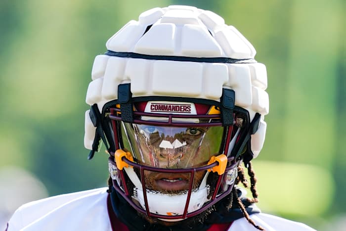 BESTAND – Washington Commanders running back Jonathan Williams draagt ​​een Guardian Cap-voetbalhelm tijdens de training op de NFL-voetbaltrainingsfaciliteit van het team, 27 juli 2022, in Ashburn, Virginia. (AP Photo/Alex Brandon, File)