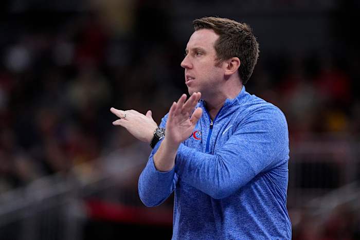 BESTAND – Washington Mystics-hoofdcoach Eric Thibault geeft een signaal aan zijn team terwijl ze spelen tegen de Indiana Fever in de eerste helft van een WNBA-basketbalwedstrijd in Indianapolis, 10 juli 2024. (AP Photo/Michael Conroy, File)
