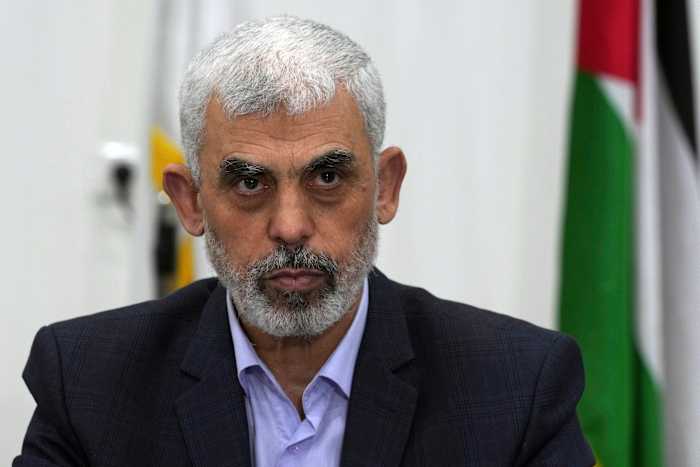 BESTAND – Yahya Sinwar, hoofd van Hamas in Gaza, zit op 13 april 2022 een bijeenkomst voor met leiders van Palestijnse facties in zijn kantoor in Gaza-stad. (AP Photo/Adel Hana, File)
