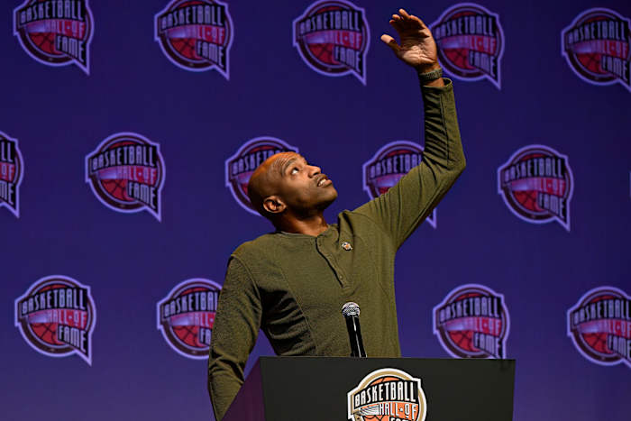 Basketball Hall of Fame Class of 2024 inductee Vince Carter gebaart tijdens een persconferentie in de Hall of Fame op Mohegan Sun, zaterdag 12 oktober 2024, in Uncasville, Conn. (AP Photo/Jessica Hill)