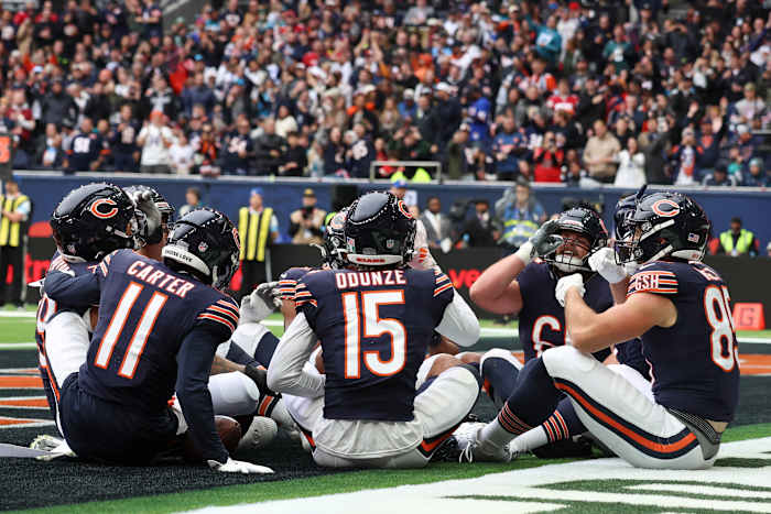 Bears-spelers vieren feest nadat Chicago Bears wide receiver Keenan Allen (13) de derde touchdown van zijn ploeg scoorde tijdens het derde kwart van een NFL-voetbalwedstrijd in het Tottenham Hotspur-stadion tussen de Jacksonville Jaguars en Chicago Bears in Londen, zondag 13 oktober 2024. (AP-foto/Ian Walton)